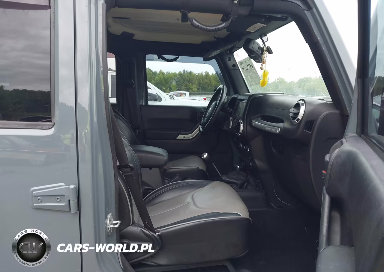 2015 Jeep Wrangler Unlimited Sahara VIN:1C4BJWEG2FL734967 - 5