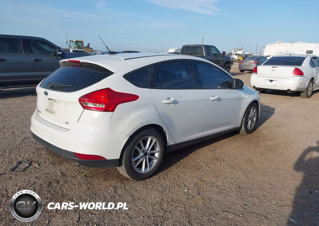 2017 Ford Focus Se VIN:1FADP3K29HL246610 - 4