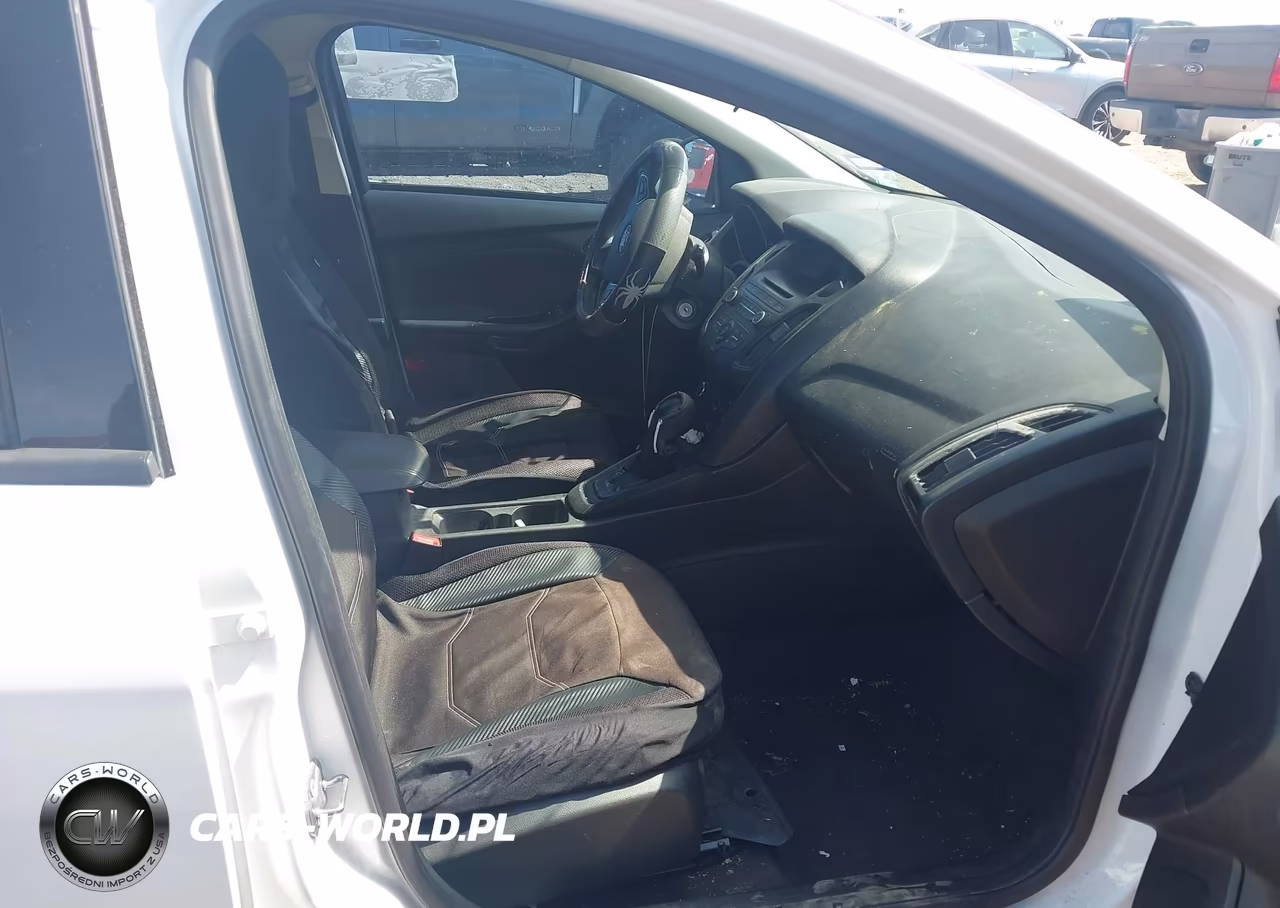 2017 Ford Focus Se VIN:1FADP3K29HL246610 - 5