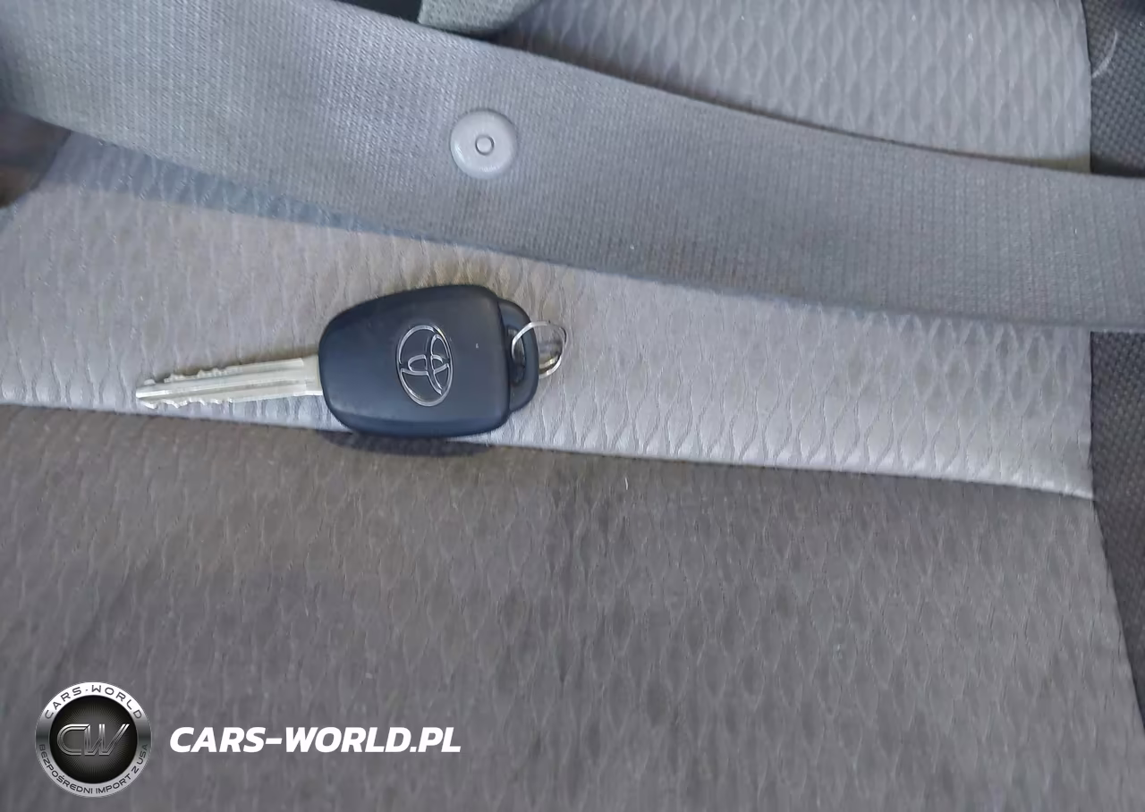 2018 Toyota Corolla Le VIN:2T1BURHE6JC111063 - 11