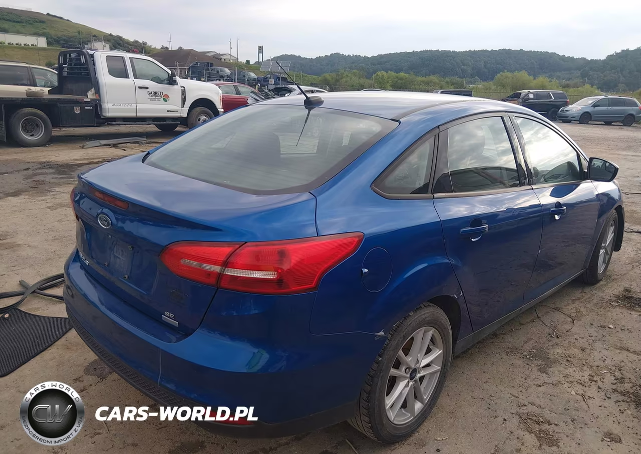 2018 Ford Focus Se VIN:1FADP3FE3JL285333 - 4