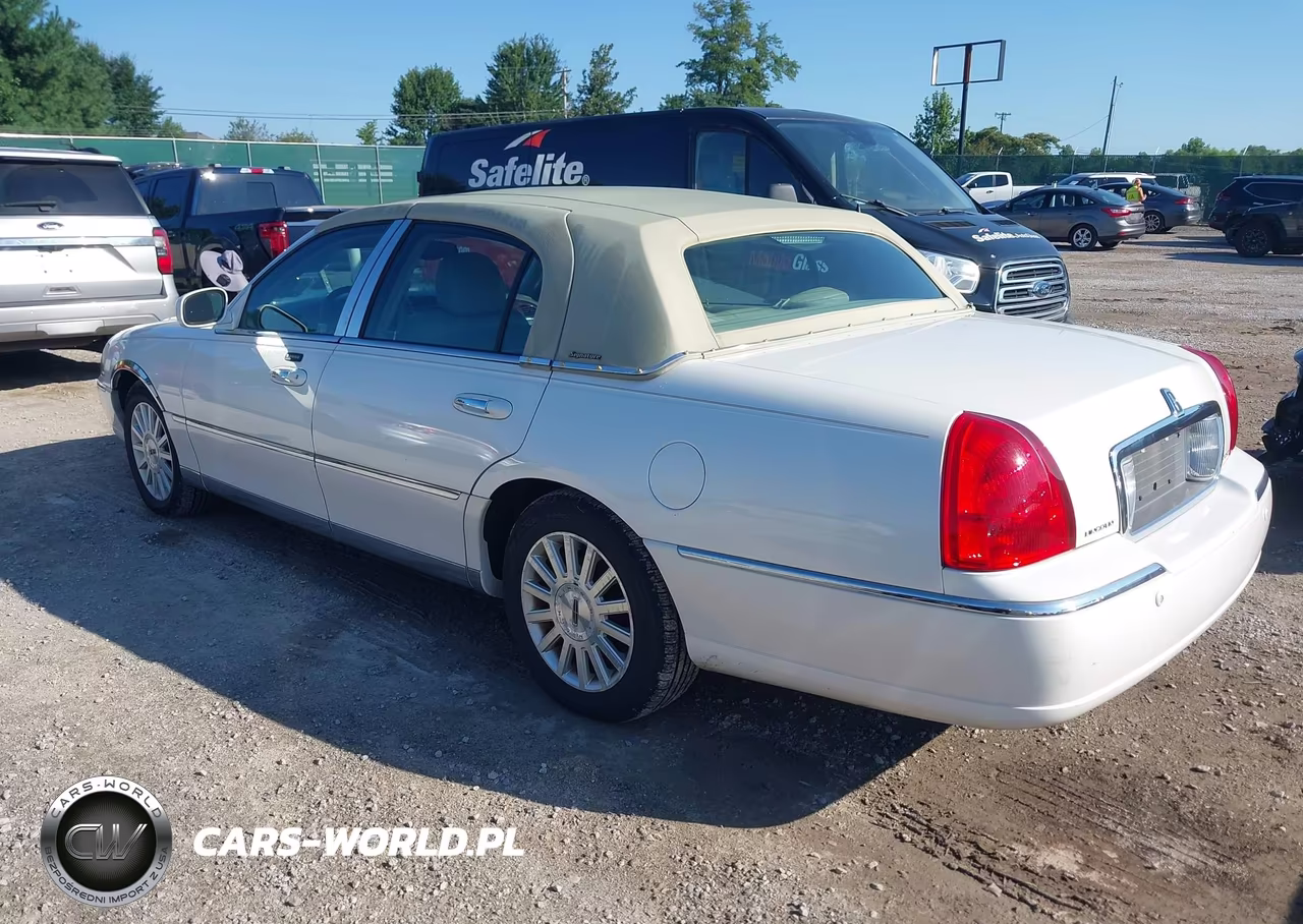 2003 Lincoln Town Car Signature VIN:1LNHM82W13Y623734 - 3