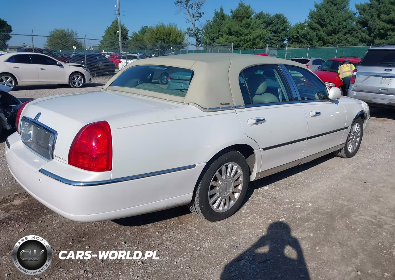 2003 Lincoln Town Car Signature VIN:1LNHM82W13Y623734 - 4