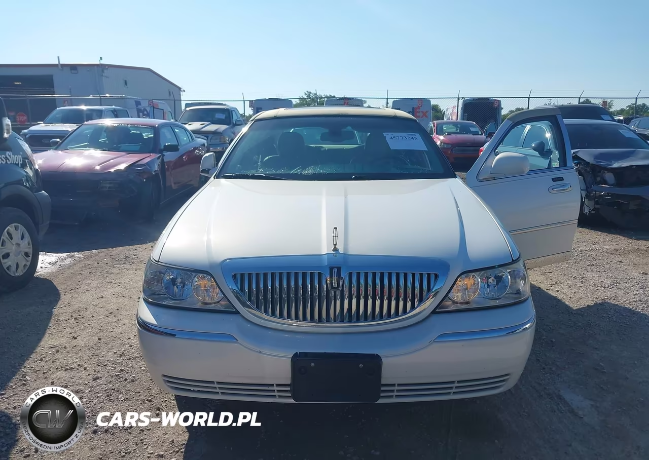 2003 Lincoln Town Car Signature VIN:1LNHM82W13Y623734 - 6