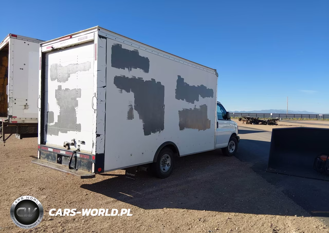 2017 GMC Savana Cutaway Work Van VIN:1GD07SFF0H1351401 - 4