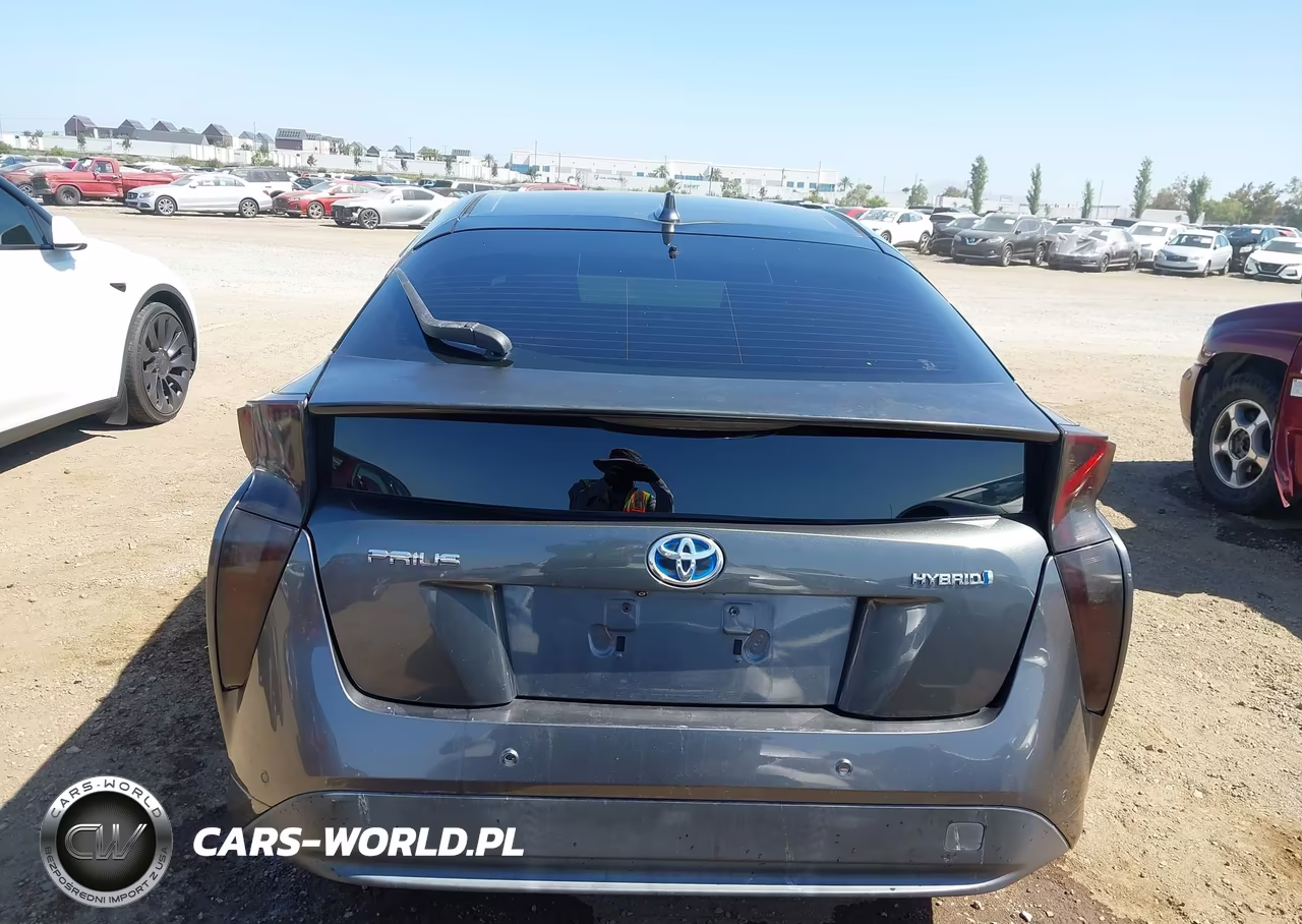 2016 Toyota Prius Four VIN:JTDKARFU8G3000812 - 16