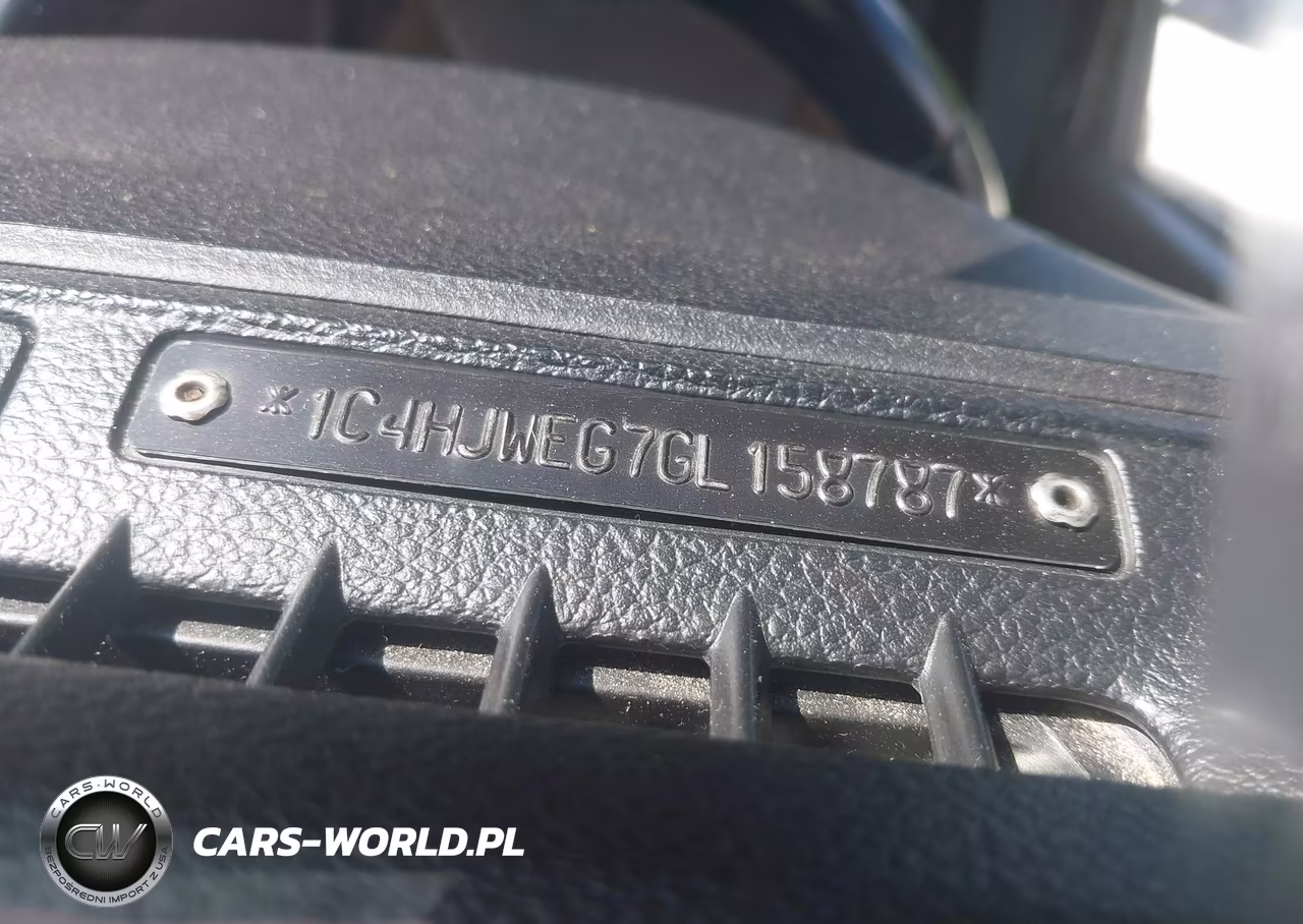 2016 Jeep Wrangler Unlimited Sahara VIN:1C4HJWEG7GL158787 - 17