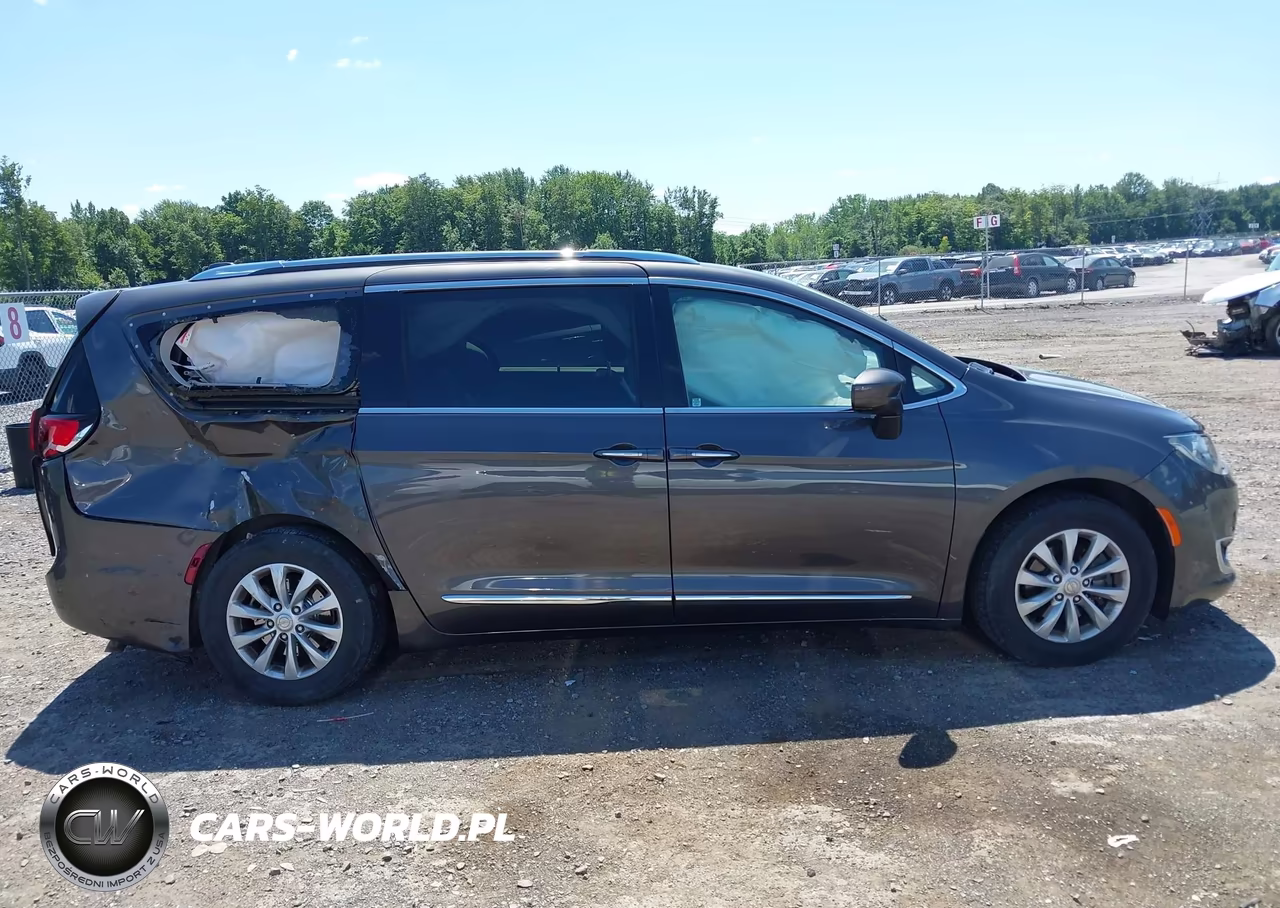 2018 Chrysler Pacifica Touring L VIN:2C4RC1BG6JR126370 - 13