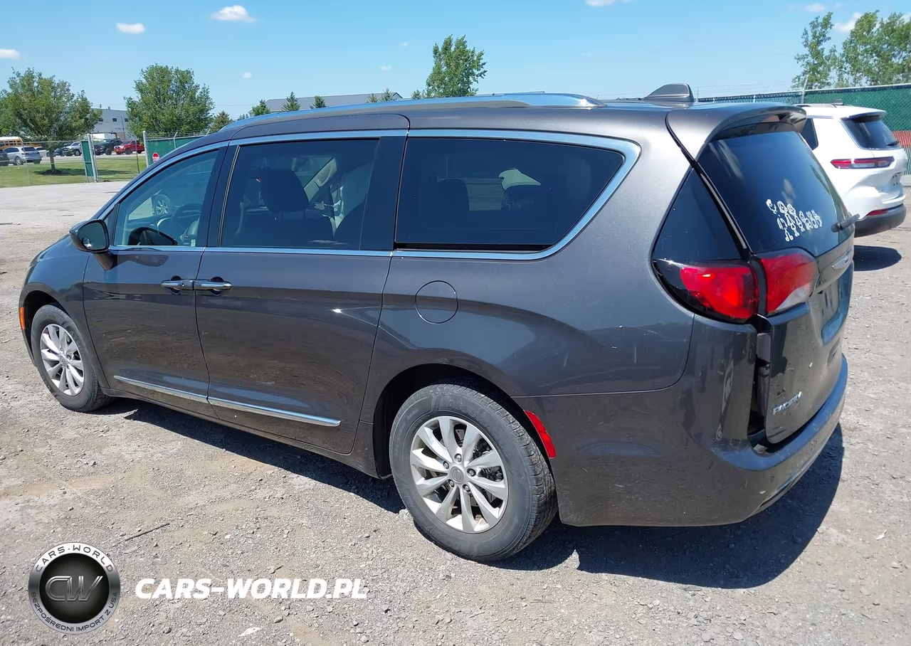 2018 Chrysler Pacifica Touring L VIN:2C4RC1BG6JR126370 - 3