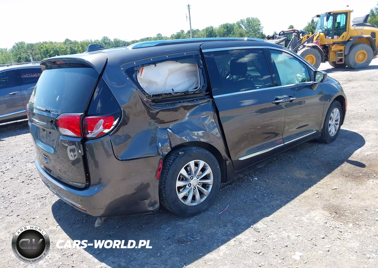 2018 Chrysler Pacifica Touring L VIN:2C4RC1BG6JR126370 - 4