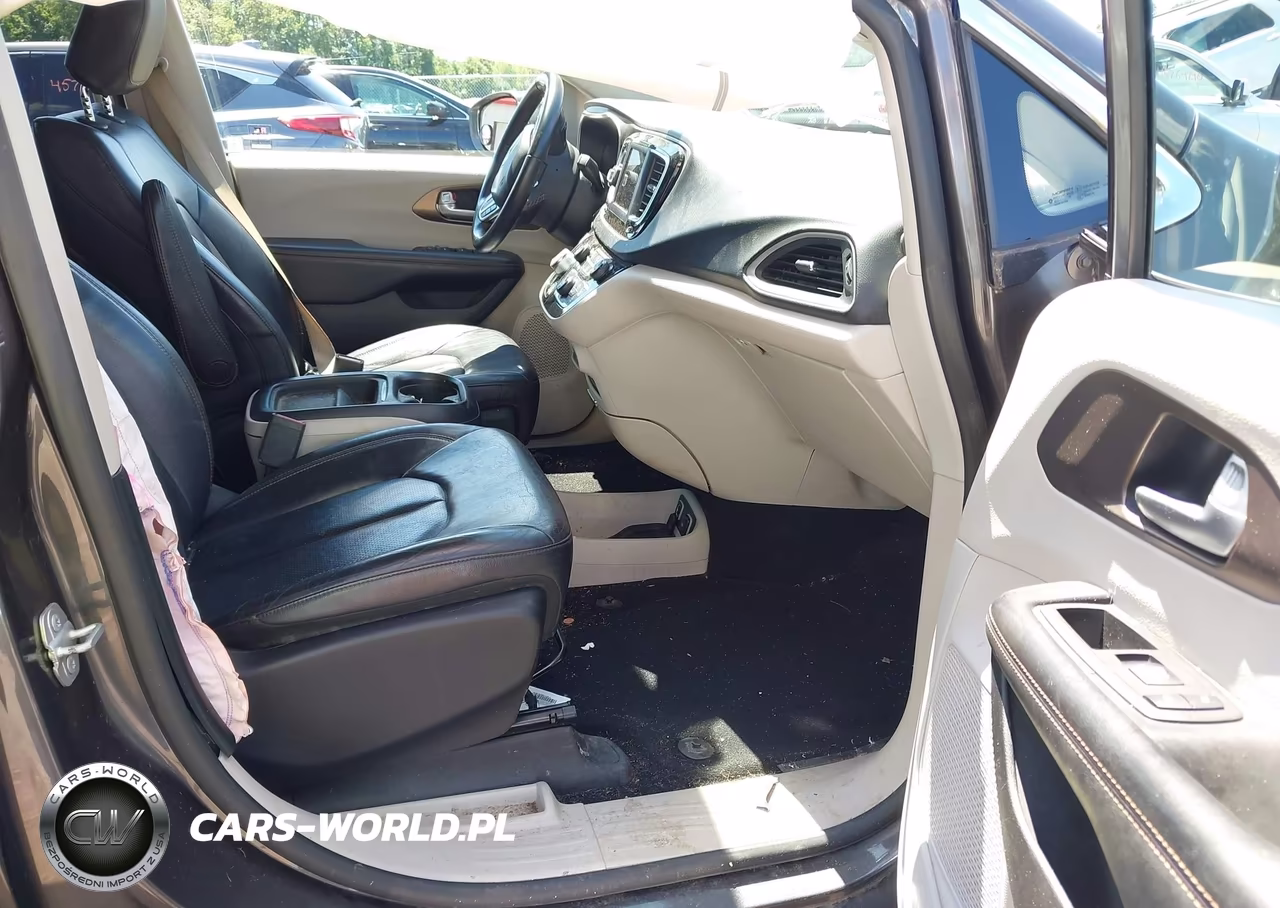 2018 Chrysler Pacifica Touring L VIN:2C4RC1BG6JR126370 - 5