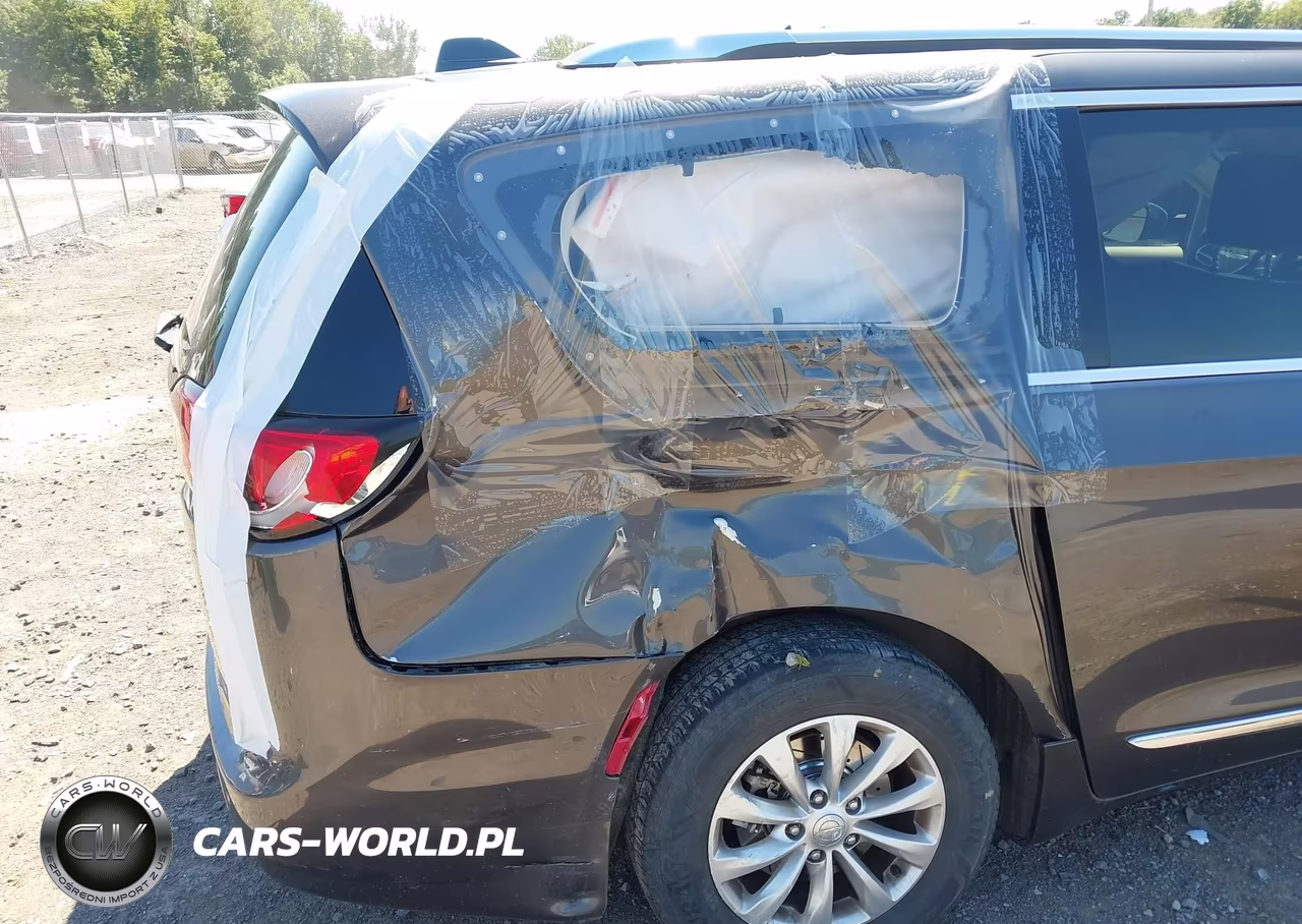 2018 Chrysler Pacifica Touring L VIN:2C4RC1BG6JR126370 - 6