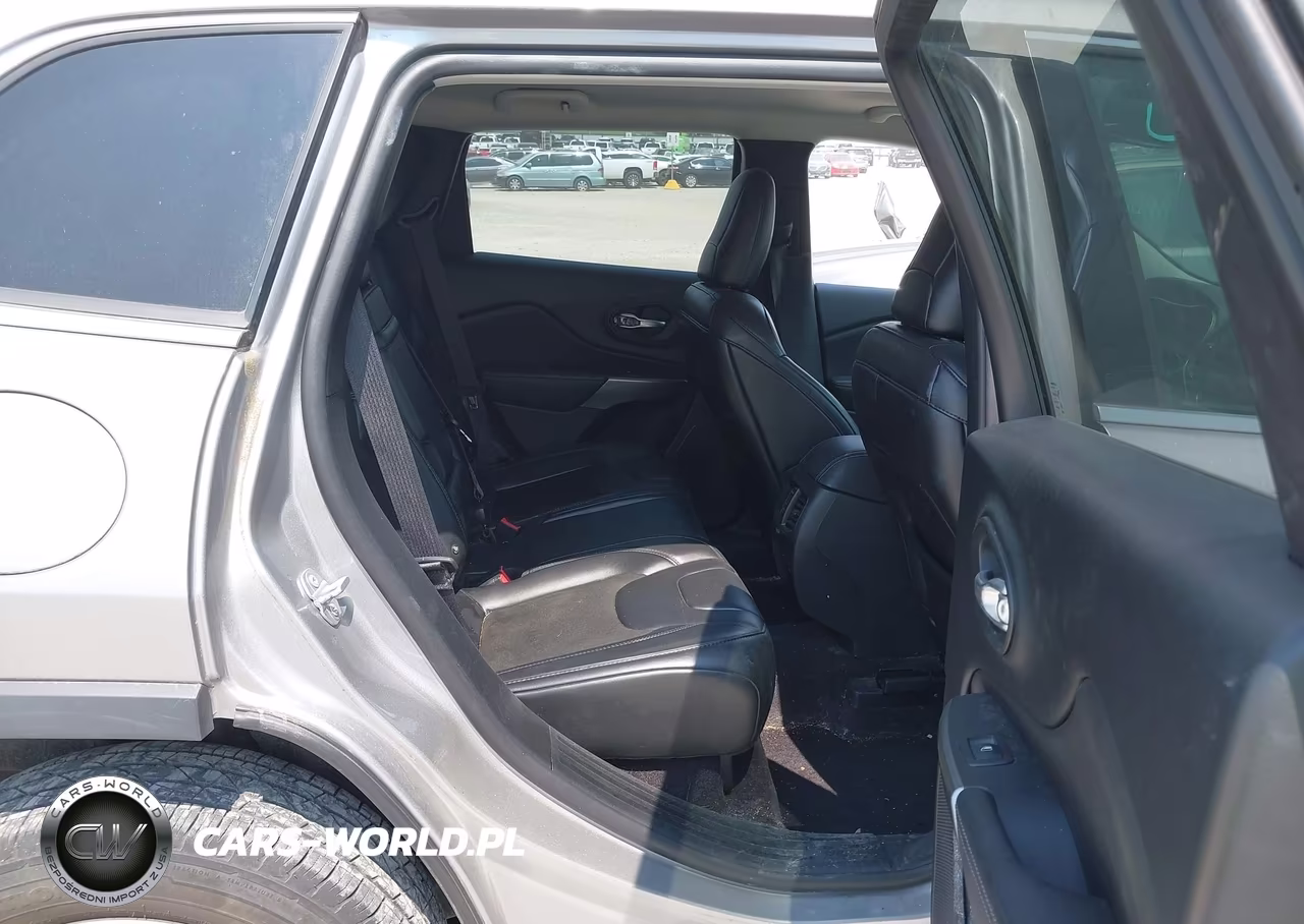 2019 Jeep Cherokee Latitude Plus 4X4 VIN:1C4PJMLN8KD150993 - 8