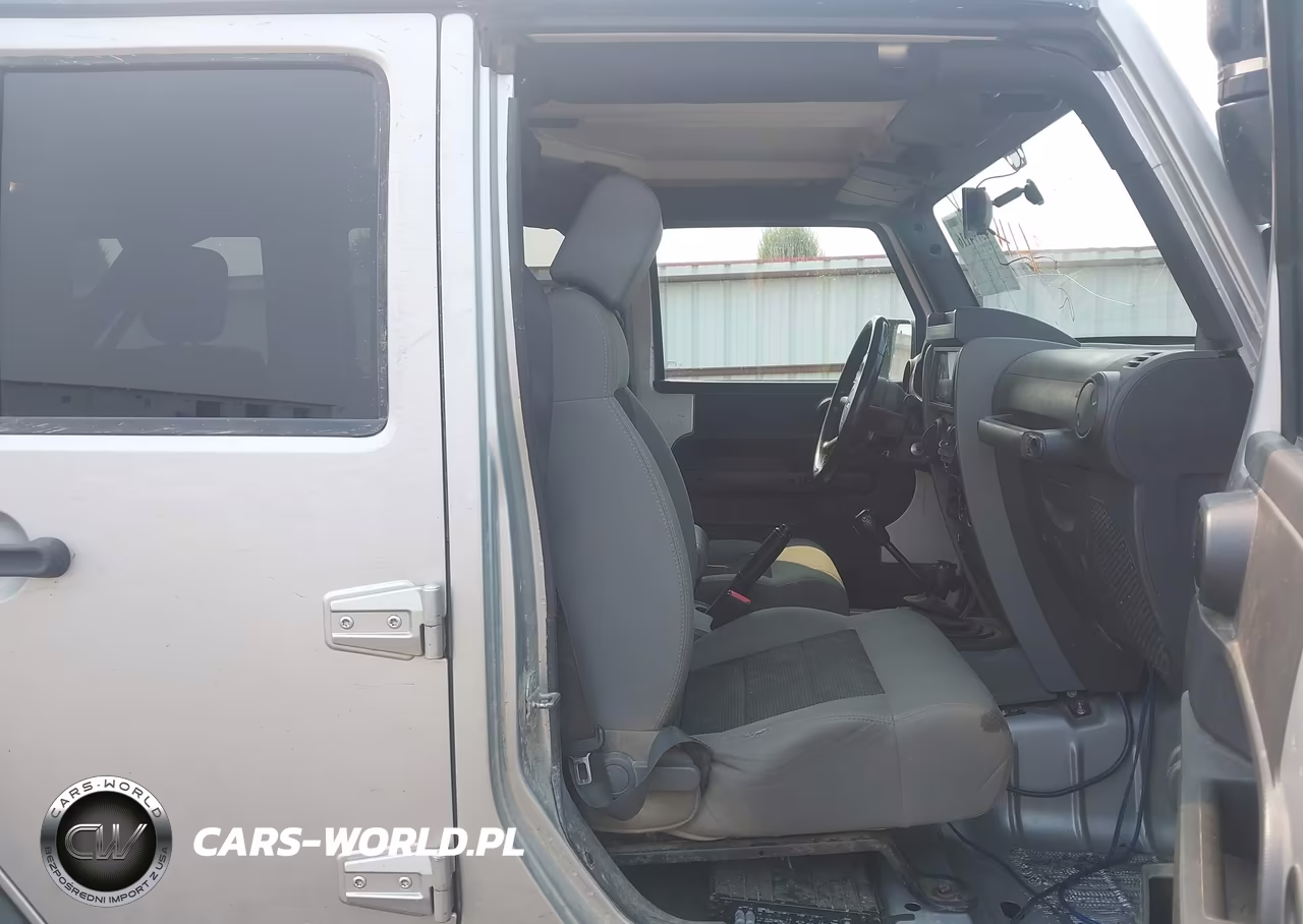 2009 Jeep Wrangler Unlimited X VIN:1J4GA39119L751932 - 5