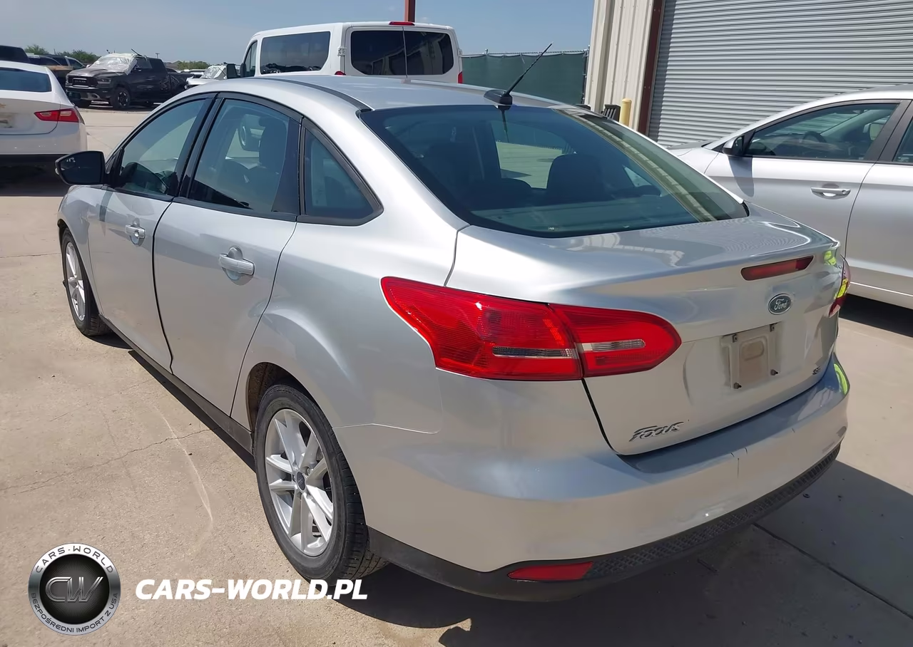 2017 Ford Focus Se VIN:1FADP3F20HL288433 - 3