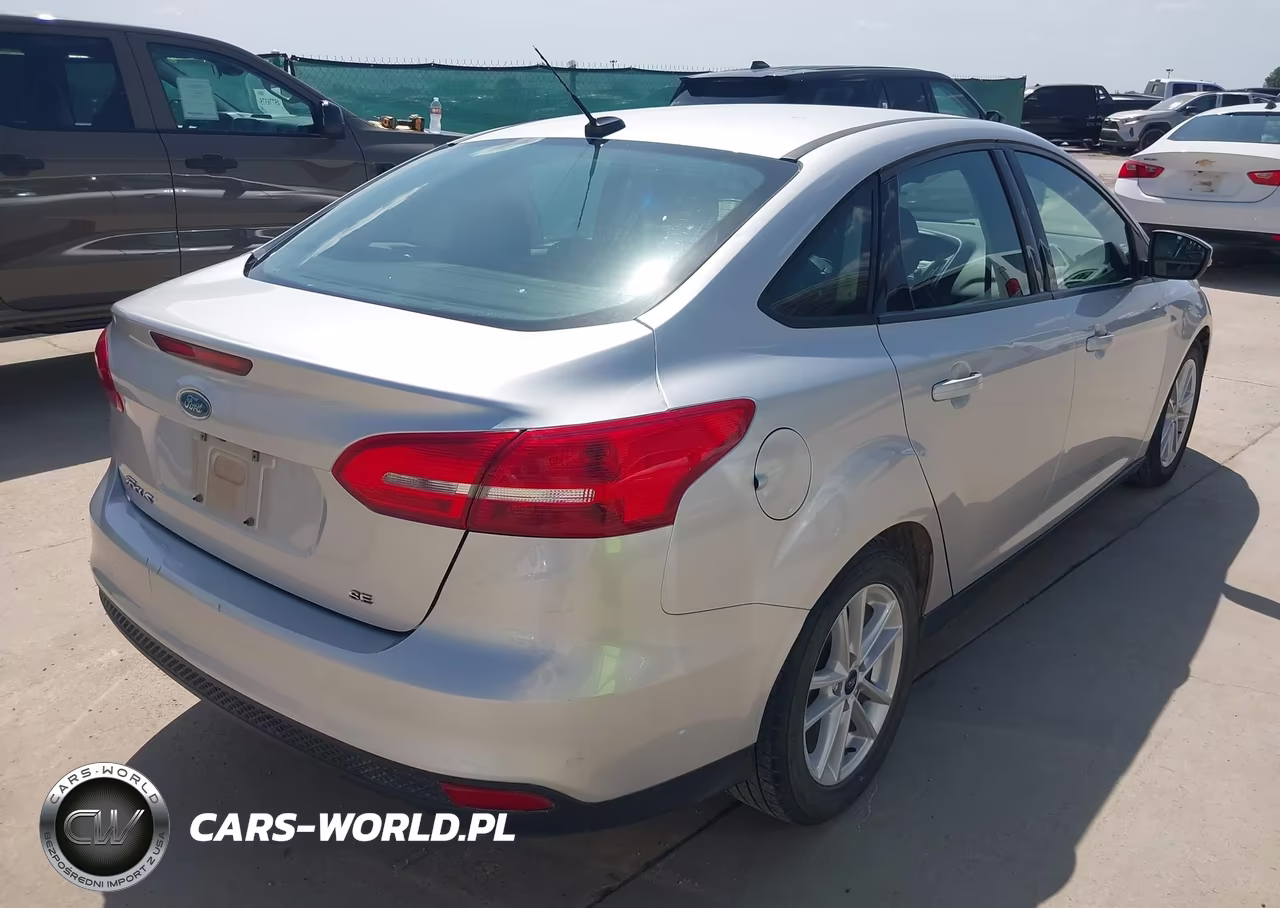 2017 Ford Focus Se VIN:1FADP3F20HL288433 - 4
