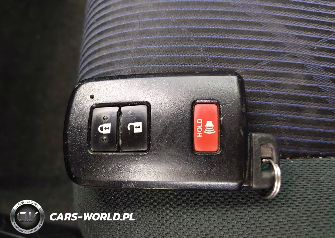 2015 Toyota Prius C Three VIN:JTDKDTB33F1102935 - 11