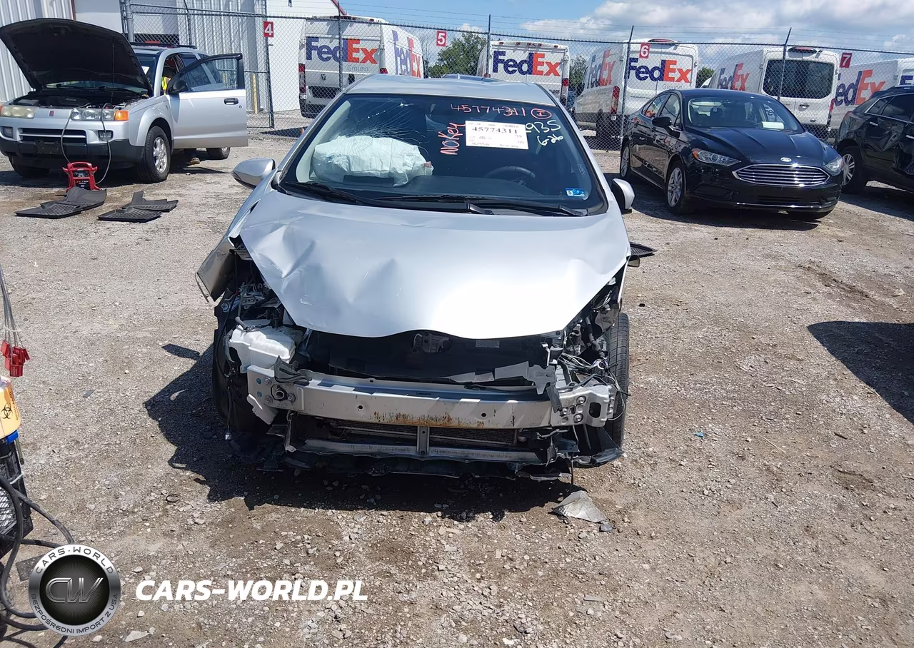 2015 Toyota Prius C Three VIN:JTDKDTB33F1102935 - 13