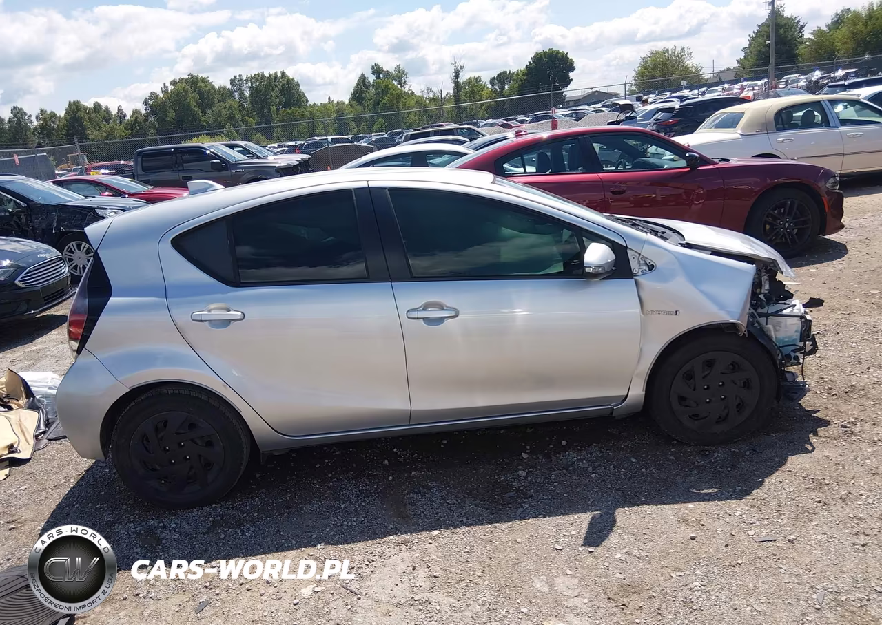 2015 Toyota Prius C Three VIN:JTDKDTB33F1102935 - 14