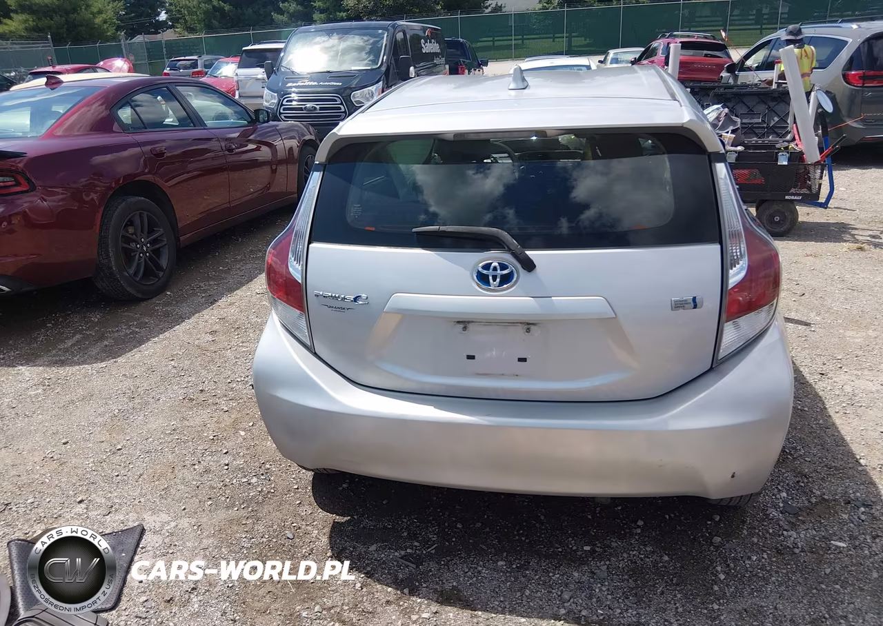 2015 Toyota Prius C Three VIN:JTDKDTB33F1102935 - 17