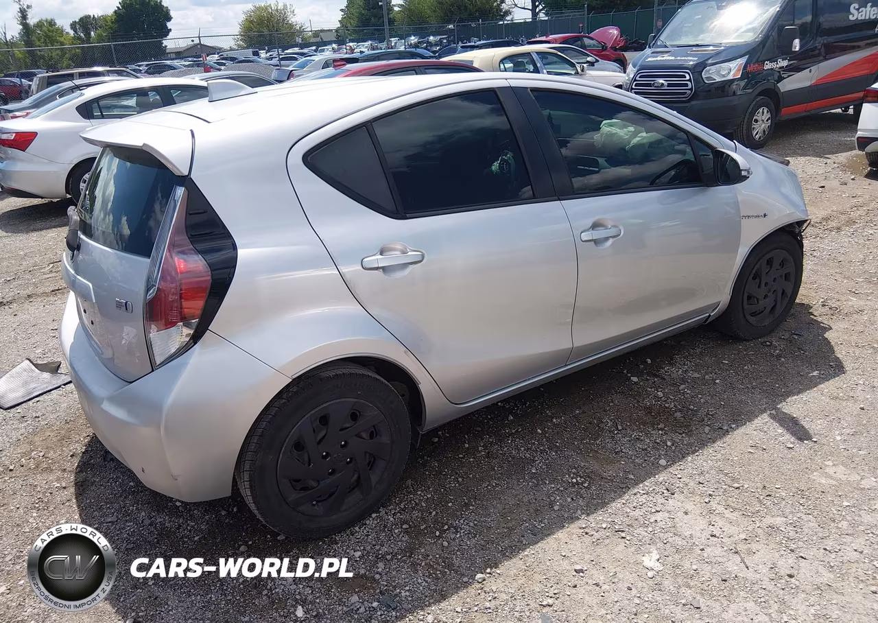 2015 Toyota Prius C Three VIN:JTDKDTB33F1102935 - 4