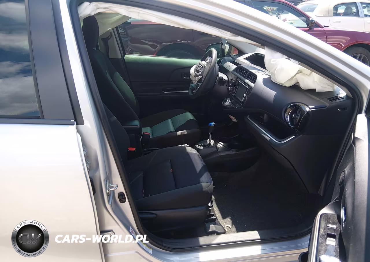 2015 Toyota Prius C Three VIN:JTDKDTB33F1102935 - 5