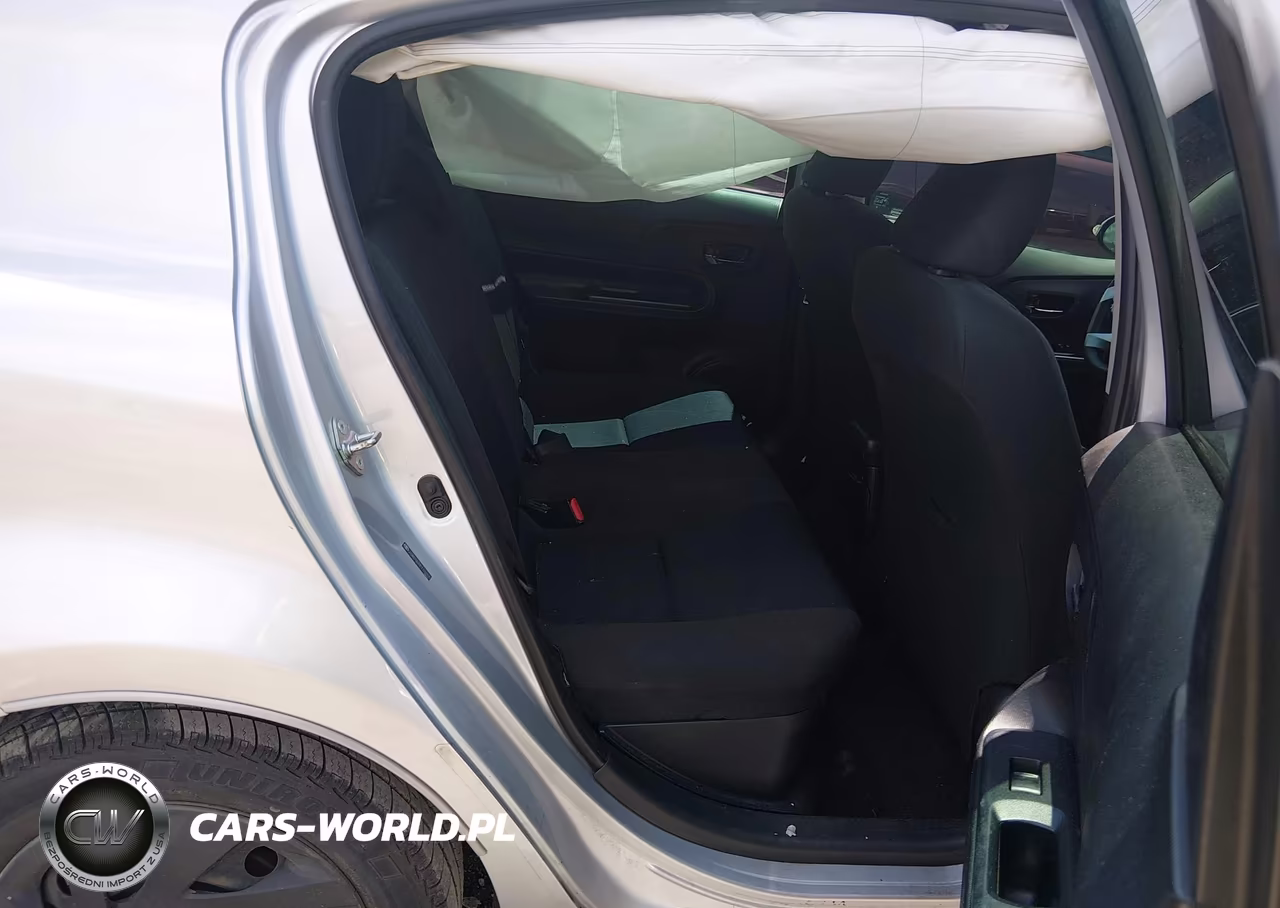 2015 Toyota Prius C Three VIN:JTDKDTB33F1102935 - 8