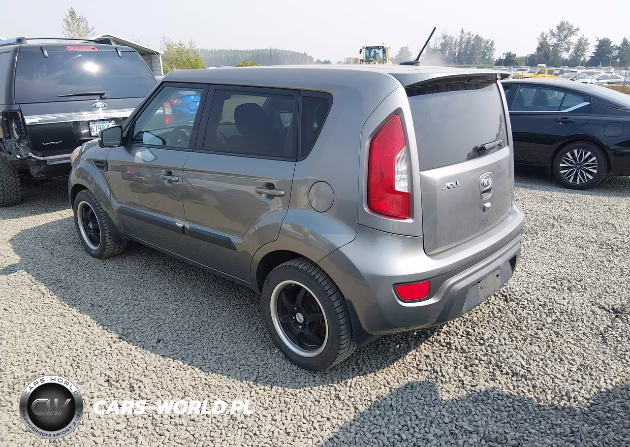 2013 Kia Soul + VIN:KNDJT2A65D7503854 - 3