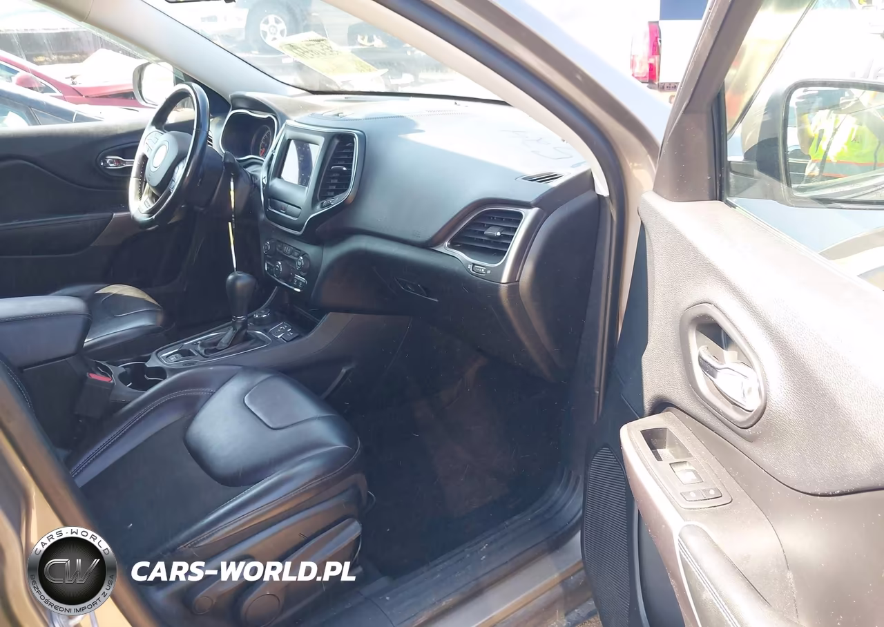 2019 Jeep Cherokee Latitude Plus 4X4 VIN:1C4PJMLX9KD122072 - 5