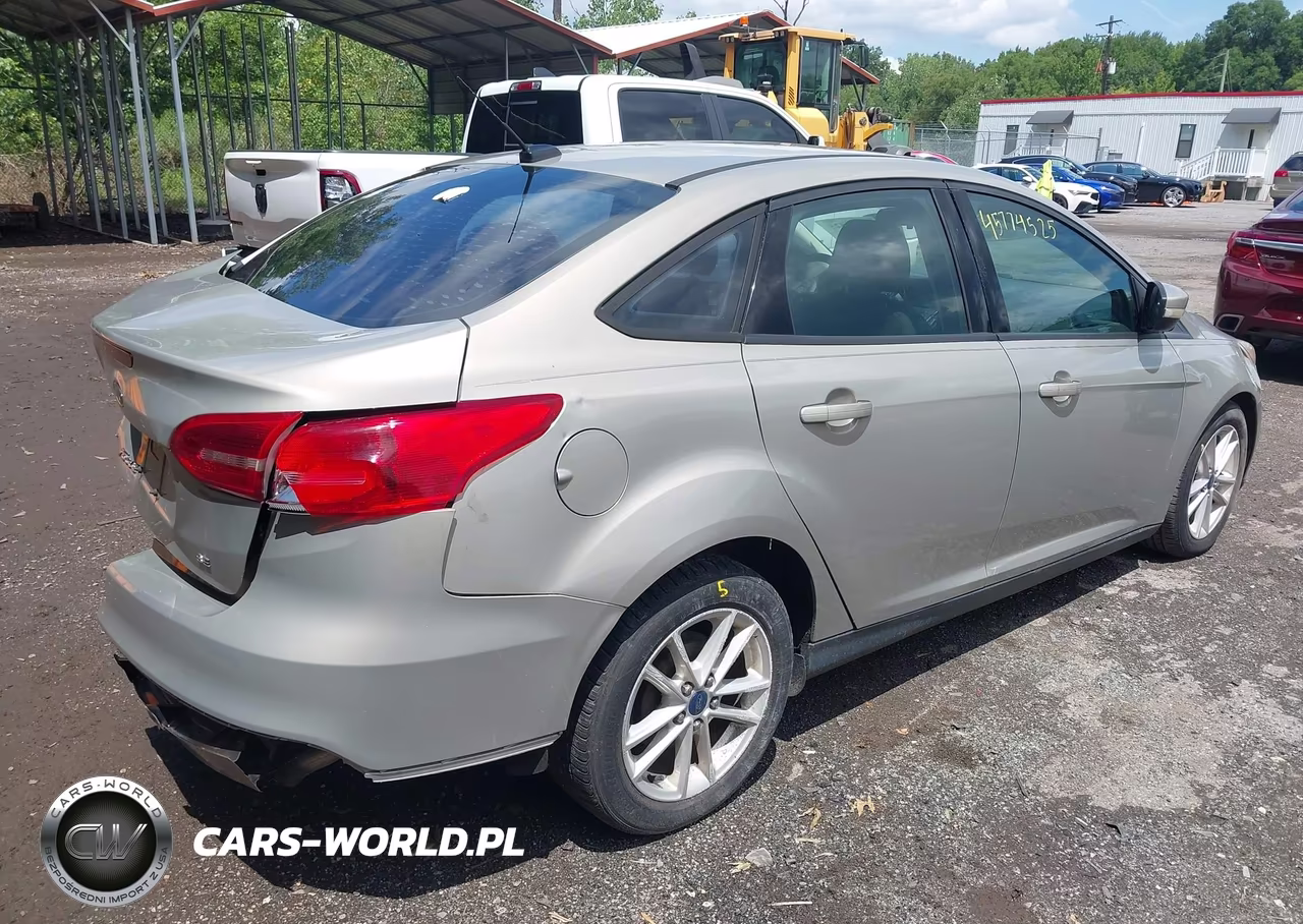 2015 Ford Focus Se VIN:1FADP3F27FL317049 - 4