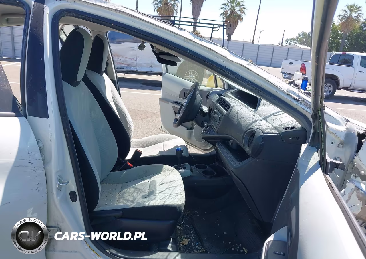 2014 Toyota Prius C One VIN:JTDKDTB39E1564057 - 5