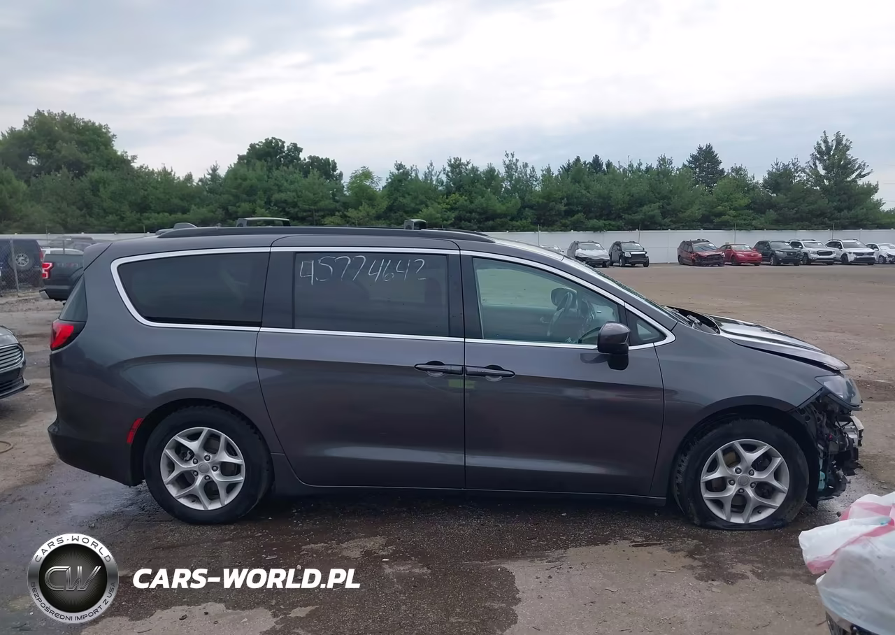 2018 Chrysler Pacifica Touring VIN:2C4RC1DGXJR168005 - 14