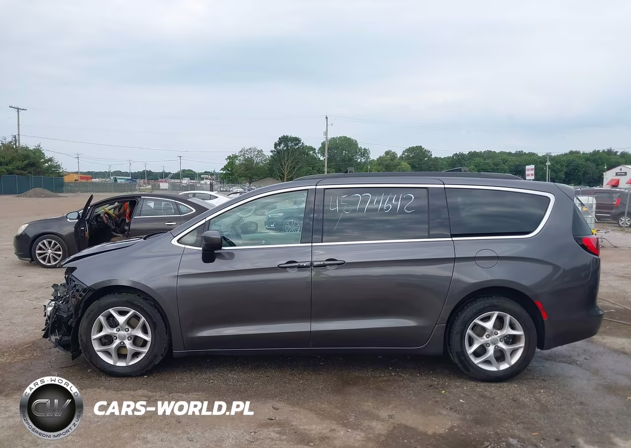2018 Chrysler Pacifica Touring VIN:2C4RC1DGXJR168005 - 15