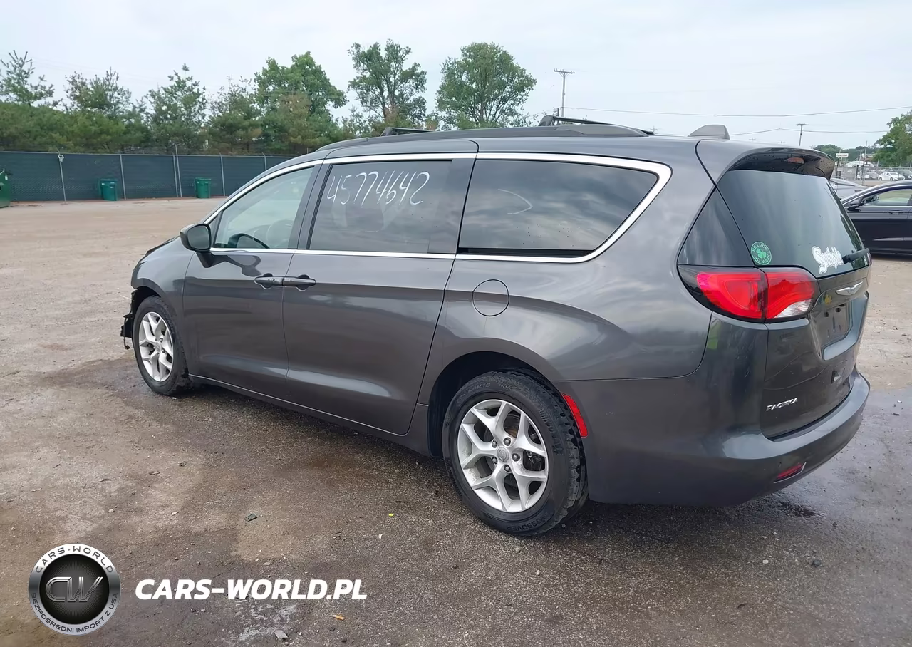 2018 Chrysler Pacifica Touring VIN:2C4RC1DGXJR168005 - 3