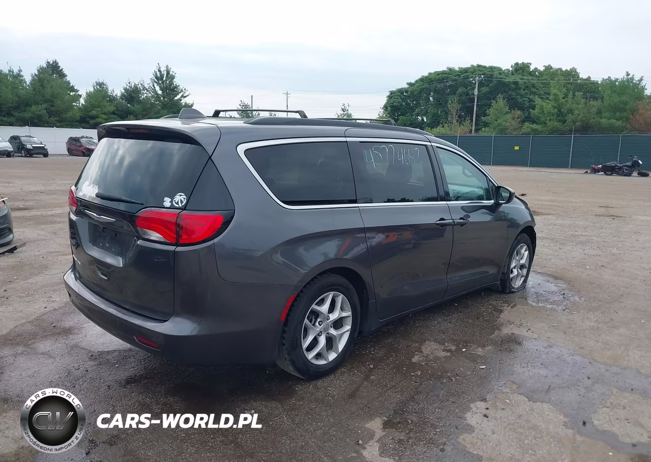 2018 Chrysler Pacifica Touring VIN:2C4RC1DGXJR168005 - 4