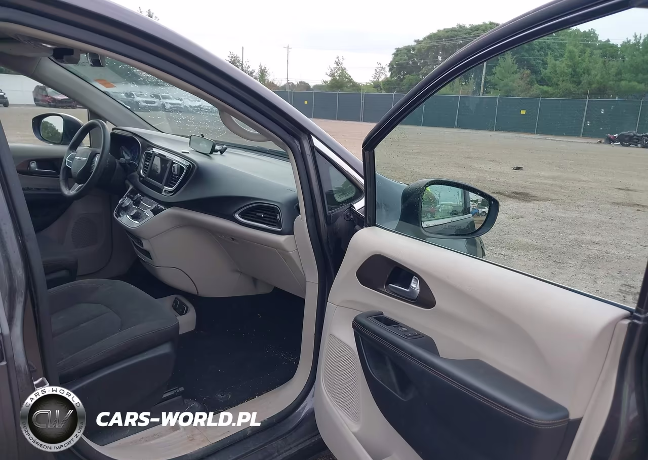 2018 Chrysler Pacifica Touring VIN:2C4RC1DGXJR168005 - 5