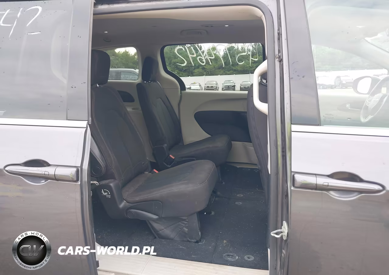 2018 Chrysler Pacifica Touring VIN:2C4RC1DGXJR168005 - 8