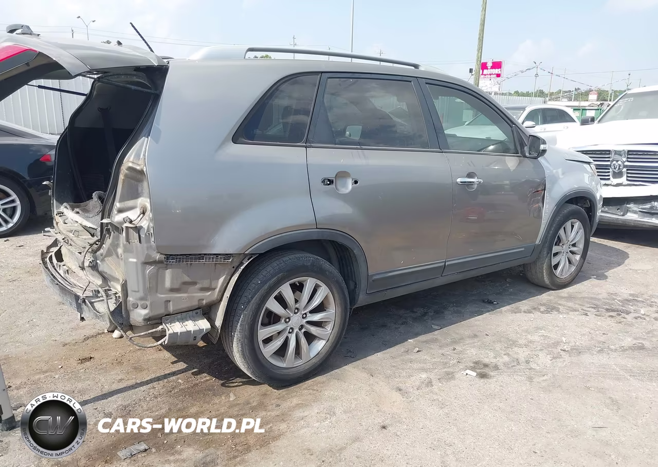 2011 Kia Sorento Lx V6 VIN:5XYKT4A22BG121424 - 4