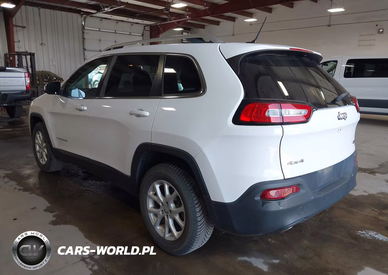 2018 Jeep Cherokee Latitude 4X4 VIN:1C4PJMCB4JD528523 - 3
