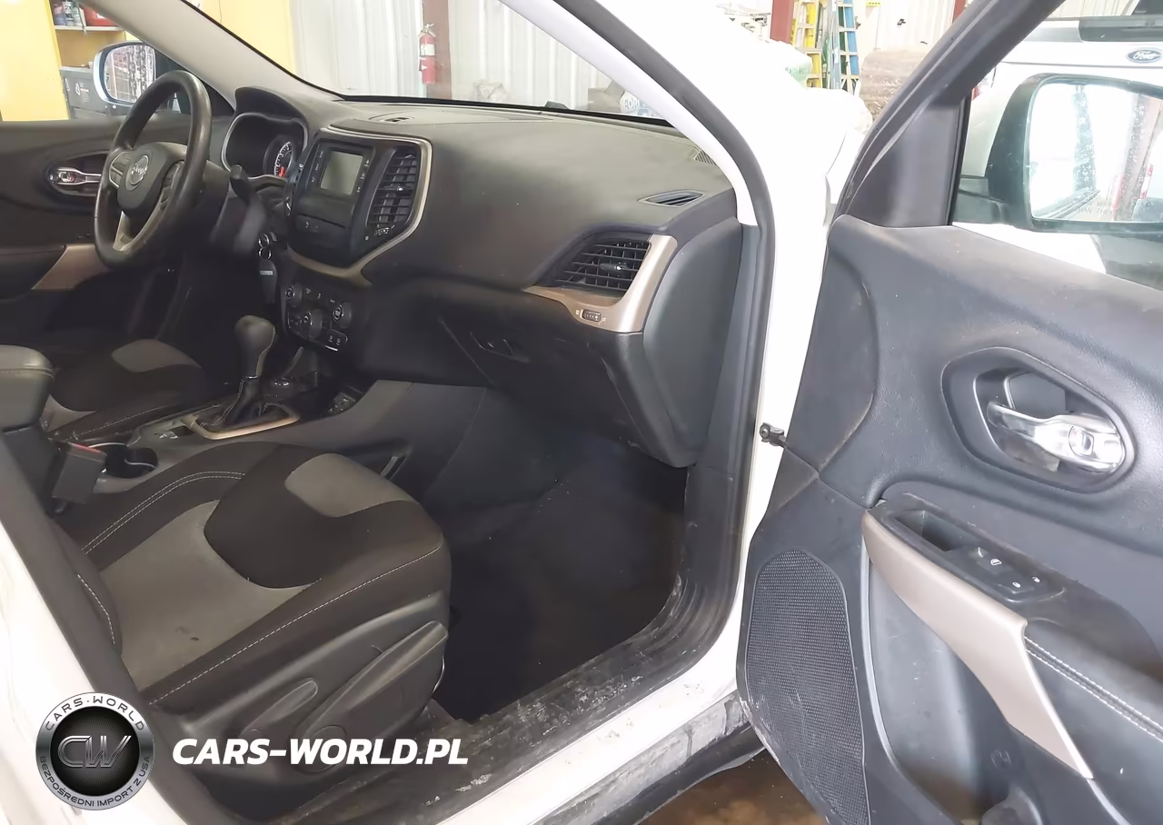 2018 Jeep Cherokee Latitude 4X4 VIN:1C4PJMCB4JD528523 - 5