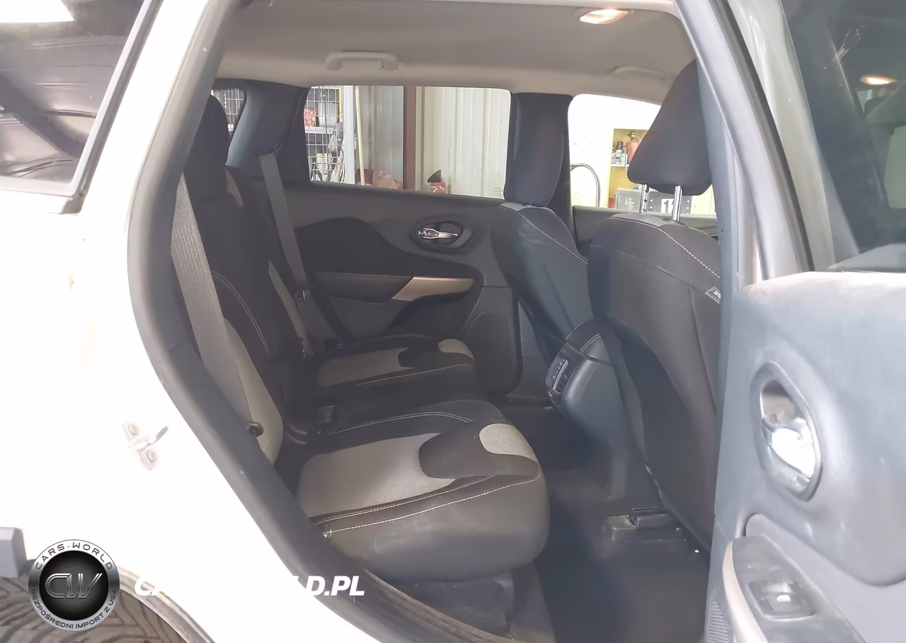 2018 Jeep Cherokee Latitude 4X4 VIN:1C4PJMCB4JD528523 - 8