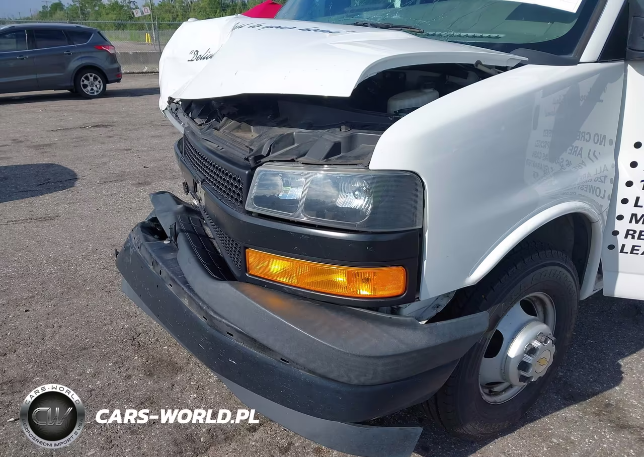 2018 Chevrolet Express Cutaway Work Van VIN:1GB0GSFP9J1331560 - 14