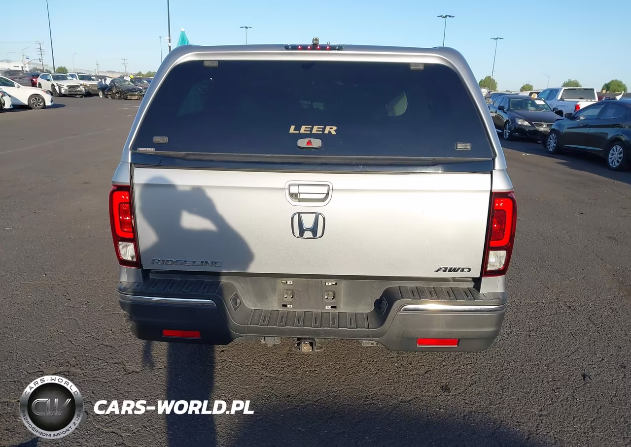 2018 Honda Ridgeline Sport VIN:5FPYK3F15JB000715 - 17