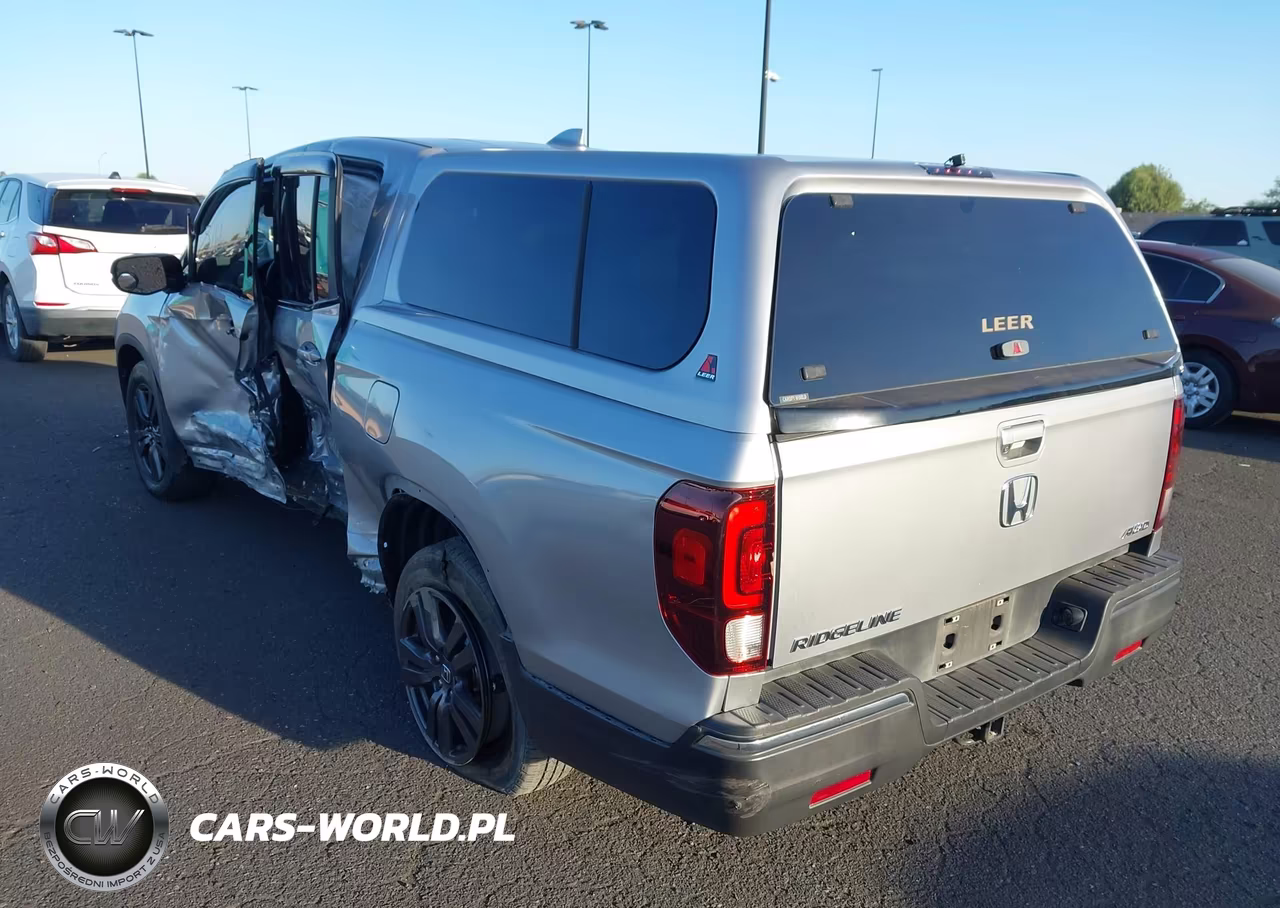 2018 Honda Ridgeline Sport VIN:5FPYK3F15JB000715 - 3