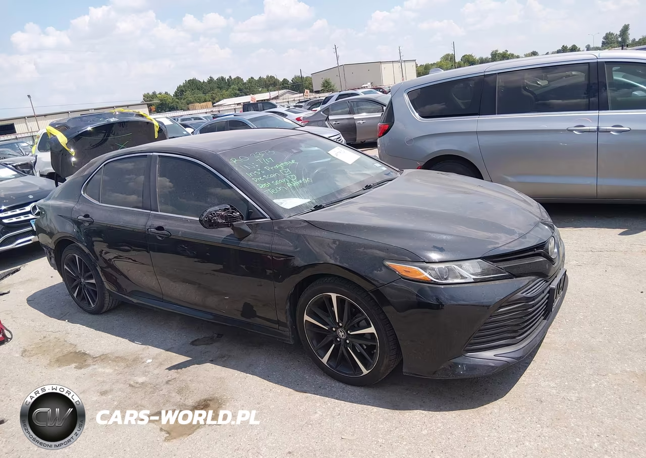 2018 Toyota Camry Le VIN:4T1B11HKXJU580770 - 14
