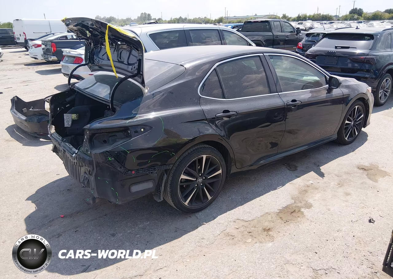 2018 Toyota Camry Le VIN:4T1B11HKXJU580770 - 4