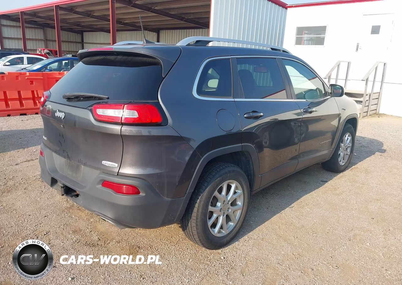 2016 Jeep Cherokee Latitude VIN:1C4PJMCS3GW235970 - 4