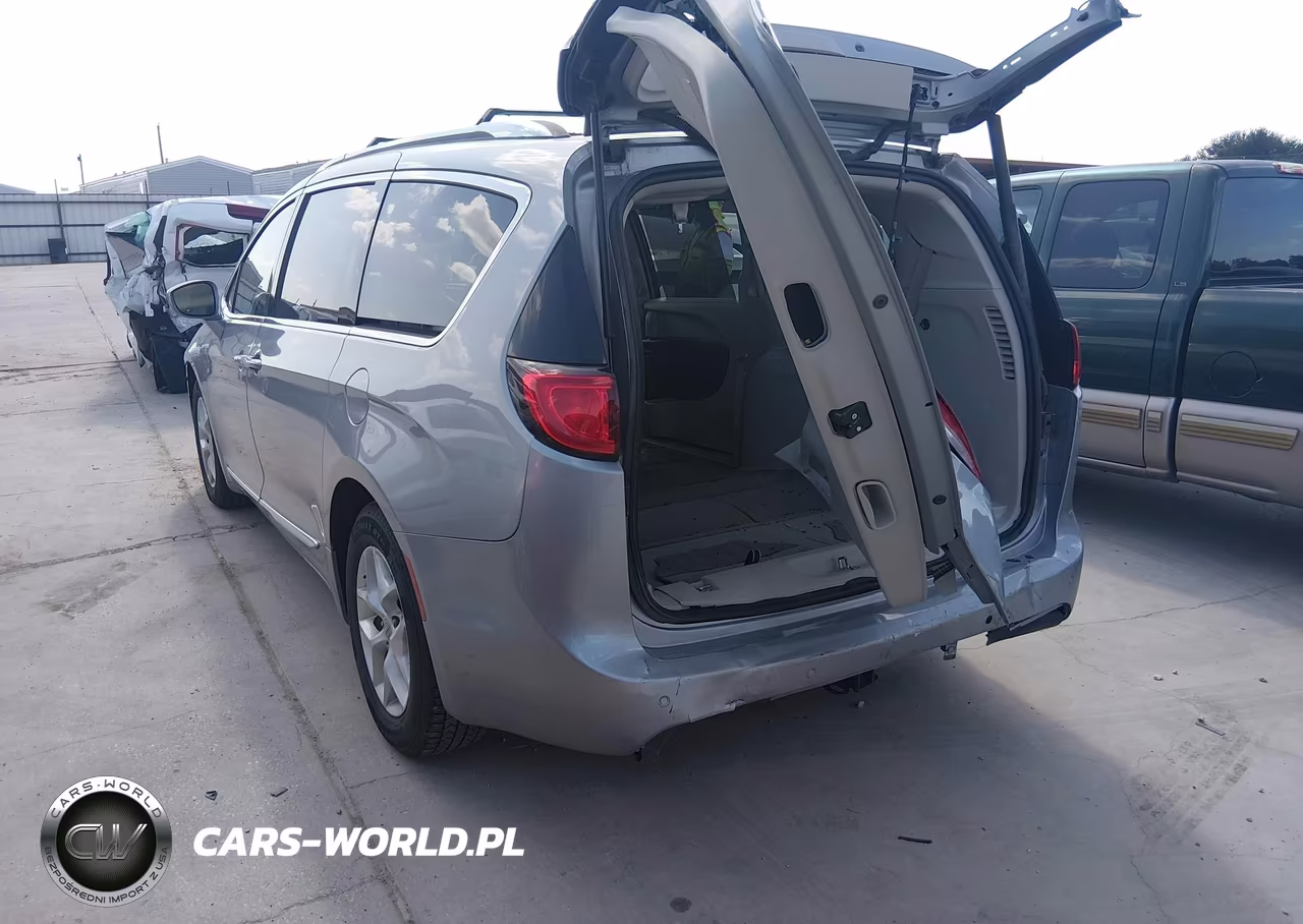 2017 Chrysler Pacifica Touring-L Plus VIN:2C4RC1EG4HR832484 - 3