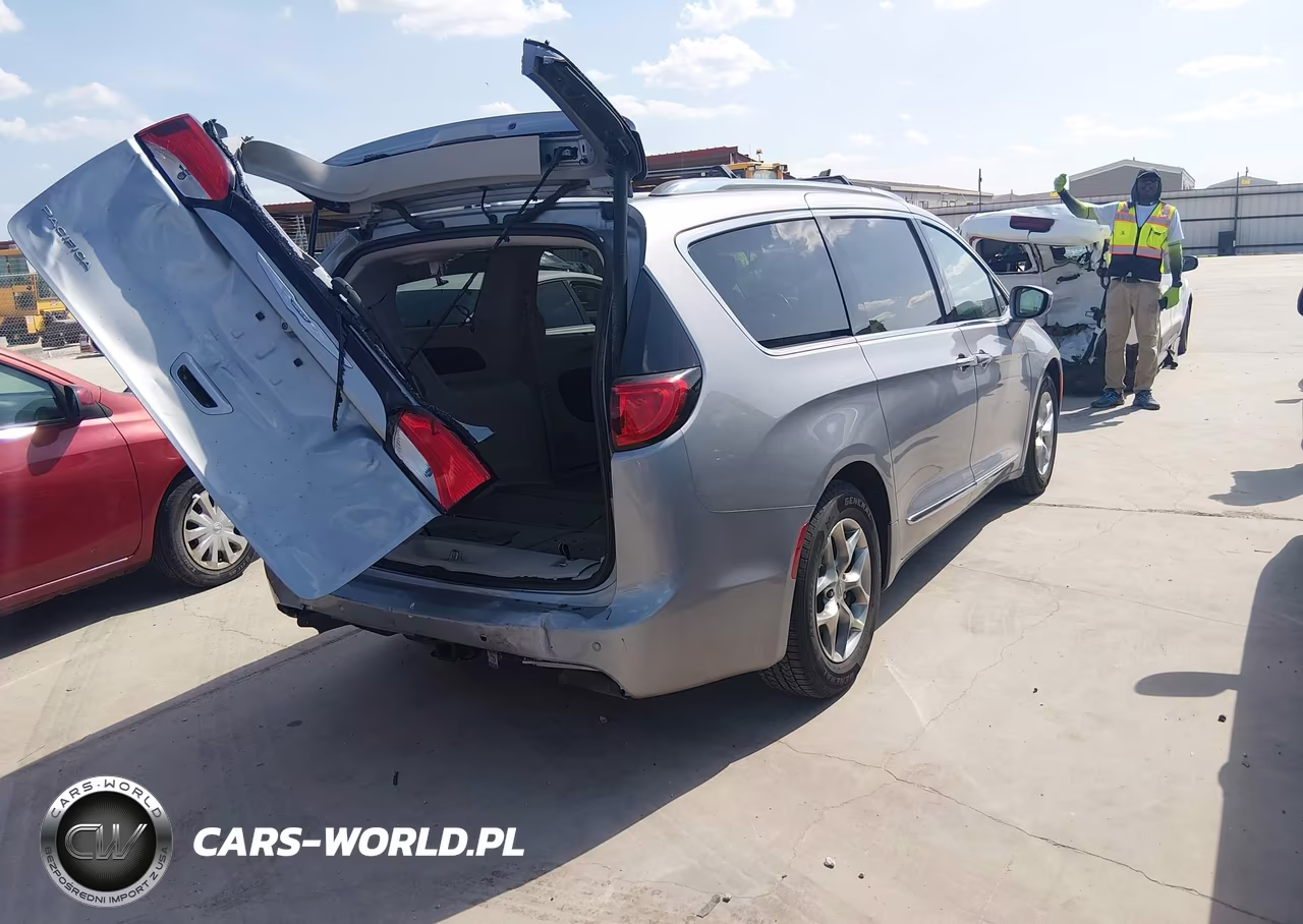 2017 Chrysler Pacifica Touring-L Plus VIN:2C4RC1EG4HR832484 - 4
