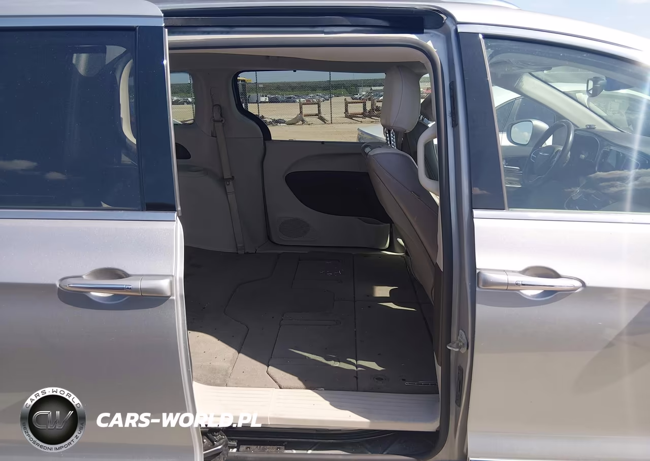 2017 Chrysler Pacifica Touring-L Plus VIN:2C4RC1EG4HR832484 - 8